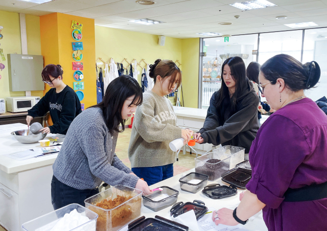 지난 2월 대구경북영어마을을 찾은 일본 큐슈대 학생들이 요리체험 영어 프로그램에 참여하고 있다. 영진전문대 제공