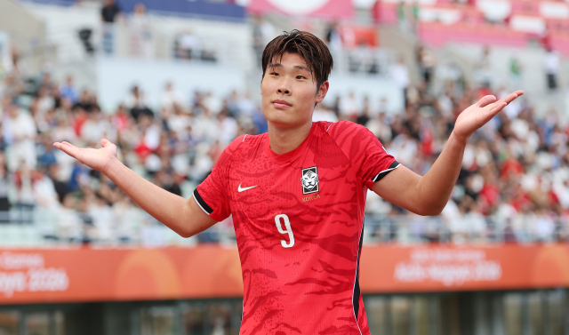 한국의 이영준이 30일 일본 오사카 나가이 스타디움에서 열린 2026 아이치·나고야 아시안게임 남자 축구 준결승 중국과의 경기 도중 동점골을 넣은 뒤 별 것 아니란 듯한 세리머리를 하고 있다. 연합뉴스