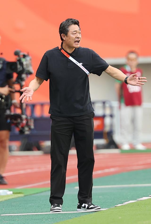 한국 축구대표팀의 이민성 감독이 30일 일본 오사카 나가이 스타디움에서 열린 2026 아이치·나고야 아시안게임 남자 축구 준결승 중국과의 경기 도중 선제골을 허용하자 아쉬워하고 있다. 연합뉴스