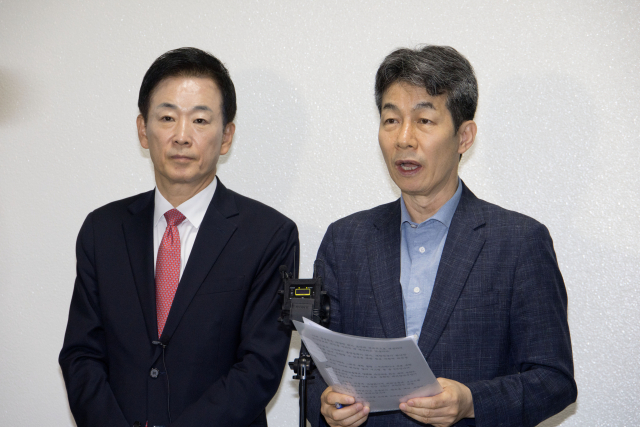 국회 정보위 여야 간사인 더불어민주당 윤건영 의원(오른쪽), 국민의힘 유영하 의원이 30일 정보위 전체회의를 마친 후 브리핑하고 있다. 연합뉴스