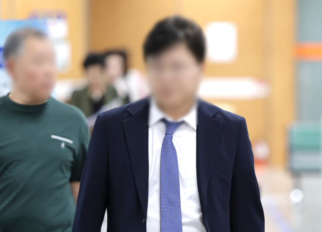 법무부 장관 후보였던 더불어민주당 김승원 의원의 코로나19 임상시험 승인 로비 의혹에 연루된 제넨셀 창업자 강모 교수가 30일 서울 서초구 서울고등법원에서 열린 배임 혐의 2심 선고 공판에 출석하고 있다. 연합뉴스