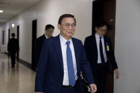 이종석 국가정보원장이 30일 국회 정보위 전체회의를 마친 뒤 회의장을 나서고 있다. 연합뉴스