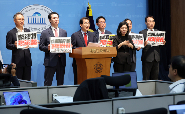 국회 재정경제기획위원회 소속 국민의힘 배준영 간사를 비롯한 위원들이 30일 국회 소통관에서 