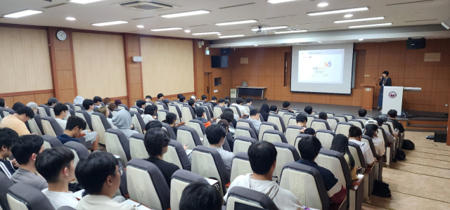 지난 28일 경일대학교 5호관 세미나실에서 사회봉사 교과목 수강생 120명이 경산시 치매안심센터와 함께 하는 치매파트너 교육을 받고 있다. 경일대 제공