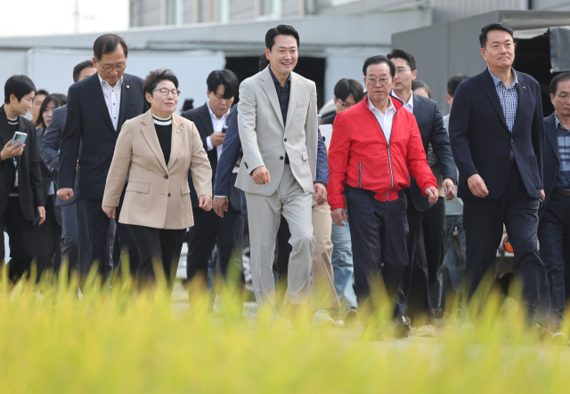 국민의힘 장동혁 대표가 30일 충북 충주시 용두동 인근 농지를 찾아 정부 농지 전수조사와 관련한 현장 의견을 청취하고 있다. 연합뉴스