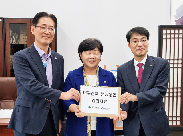 김정기 대구시 행정부시장(오른쪽)과 황명석 경북도 행정부지사(왼쪽)가 30일 국회에서 서영교 법사위원장(가운데)을 만나 국회 법사위에 계류 중인 대구경북 행정통합 특별법의 조속한 심사를 요청했다. 대구시 제공
