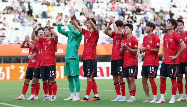 한국 축구대표팀이 30일 일본 오사카 나가이 스타디움에서 열린 2026 아이치·나고야 아시안게임 남자 축구 준결승 중국과의 경기에 출전, 2대1로 이기며 결승 진출을 확정한 직후 관중들에게 인사하고 있다. 연합뉴스