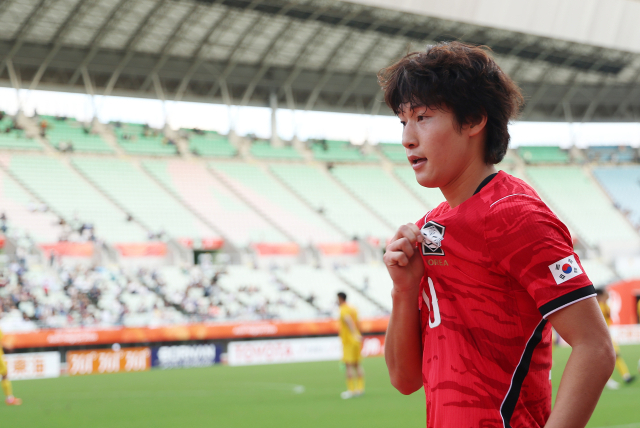한국의 배준호가 30일 일본 오사카 나가이 스타디움에서 열린 2026 아이치·나고야 아시안게임 남자 축구 준결승 도중 중국을 상대로 역전골을 넣은 뒤 세리머니를 하고 있다. 연합뉴스
