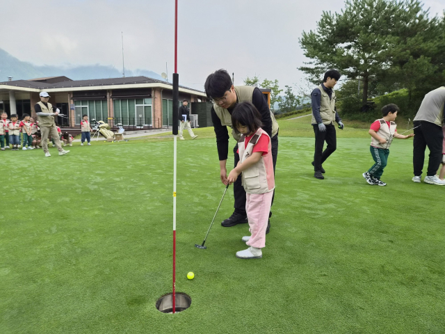 거창CC골프 체험 프로그램에 참석한 어린이들이 퍼팅 방법을 배우고있다.거창CC 제공