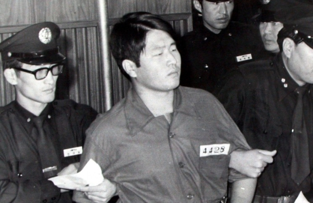 문세광(사진 중앙). 연합뉴스