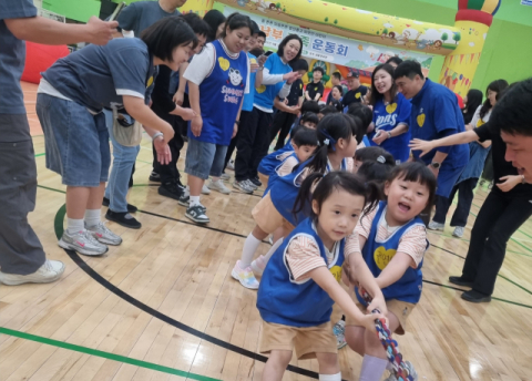 아이와 함께 뛰니, 학부모들도 어린시절 동심으로 돌아갔어요!