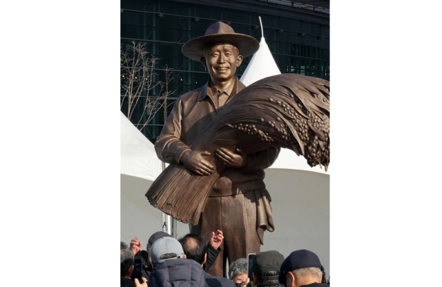동대구역 박정희 동상 철거 안 한다…법원, 국가철도공단 청구 기각
