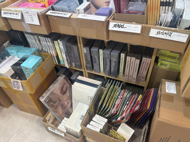지난달 30일 방문한 대구 중앙로역 지하상가 팍스뮤직. 30여 년간 이어진 이곳에서는 K팝 아이돌 LP와 CD도 버전별로 판매하고 있다. 최현정 기자