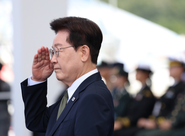 이재명 대통령이 1일 충남 계룡대에서 열린 제78주년 국군의 날 기념행사에서 거수경례하고 있다. 연합뉴스