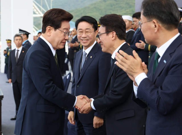 이재명 대통령과 더불어민주당 김민석 대표가 1일 충남 계룡대에서 열린 제78주년 국군의 날 기념행사에서 악수하고 있다. 연합뉴스