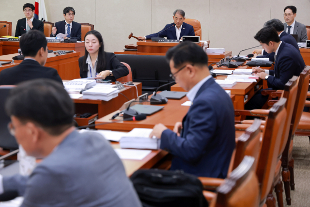 29일 국회 농림축산식품해양수산위원회 농림축산식품법안심사소위원회에서 소위원장인 더불어민주당 윤준병 의원이 법안을 상정하고 있다. 이날 소위는 농협법 개정안 등을 심사할 예정이다. 연합뉴스