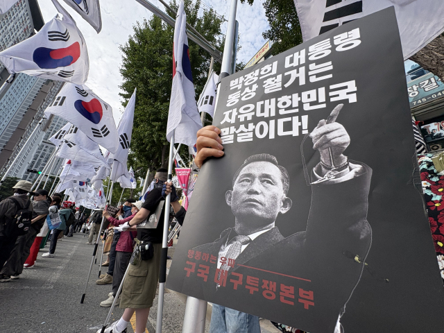 동대구역 광장에 세워진 박정희 전 대통령 동상의 존치 여부에 대한 법원 선고를 앞둔 1일 오전, 대구지방법원 앞에서 동상 철거에 반대하는 사람들이 집회하고 있다. 연합뉴스