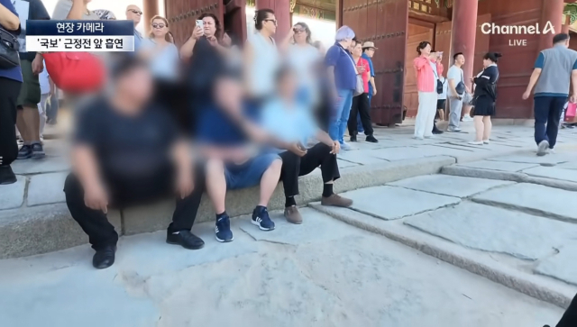 한 관람객이 경복궁에서 흡연하는 모습. 채널A 방송화면 캡처