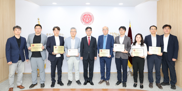지난달 30일 경북대 총장실에서 (왼쪽부터)교내 정성근 연구산학부처장, 박해윤 연구원(고분자나노재료연구소장 대리참석), 김원찬 교수(농산물품질안전성평가연구소장 대리참석), 박태선 기계연구소장, 허영우 총장, 정대익 법학연구원장, 김도연 뇌과학연구소장, 최수진 연구원(IT와법연구소장 대리참석), 이제민 농업과학기술연구소장, 김현덕 연구산학처장이 단체 사진을 촬영하고 있다. 경북대 제공