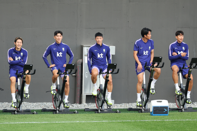 (왼쪽부터)이강인(아틀레티코 마드리드), 황인범(포르투), 황희찬(샬케), 이한범(브루게), 손흥민(LAFC) 등 한국 축구 국가대표팀의 해외파 선수들이 지난달 22일 충남 천안시 코리아풋볼파크에서 열린 공개훈련에서 자전거를 타며 몸을 풀고 있다. 연합뉴스