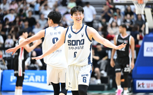 고양 소노 스카이거너스의 이정현이 지난 27일 수원 KT 소닉붐과의 시범경기에서 환호하고 있다. KBL 제공