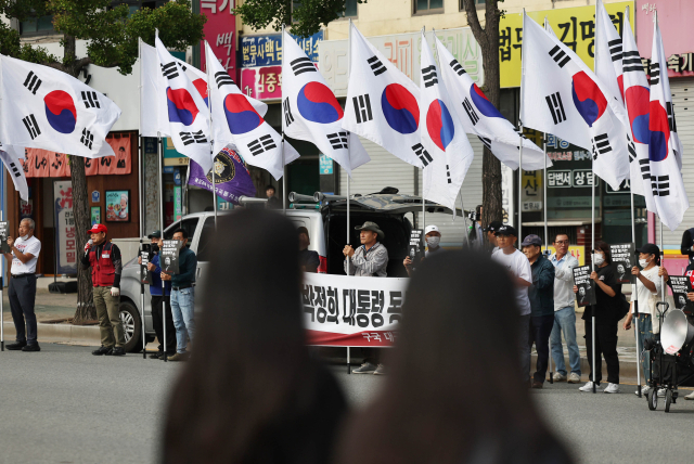 동대구역 광장에 세워진 박정희 전 대통령 동상 존치 여부에 대한 법원 선고를 앞둔 1일 오전, 대구지방법원 앞에서 동상 철거에 반대하는 사람들이 집회하고 있다. 연합뉴스