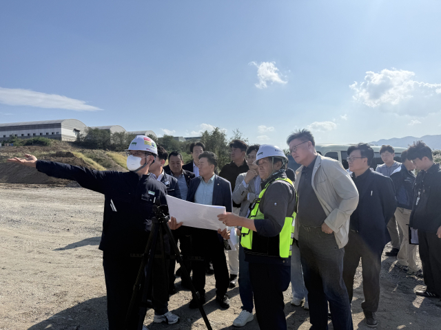 1일 포항 남구 대송면 옥명리 네이처이앤티 폐기물 매립시설 안정화 사업 현장에서 포항시의회 복지환경위원회 위원들이 현장 관계자로부터 단계적 매립장 조성 현황에 대한 설명을 듣고 있다. 포항시의회 제공