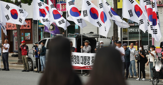 연일 바쁜 '박정희'…동대구역 동상 그대로