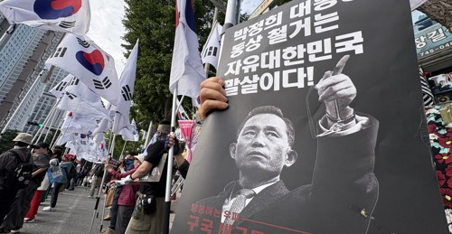 연일 바쁜 '박정희'…역사 왜곡 누른 '동상 존치' 판결