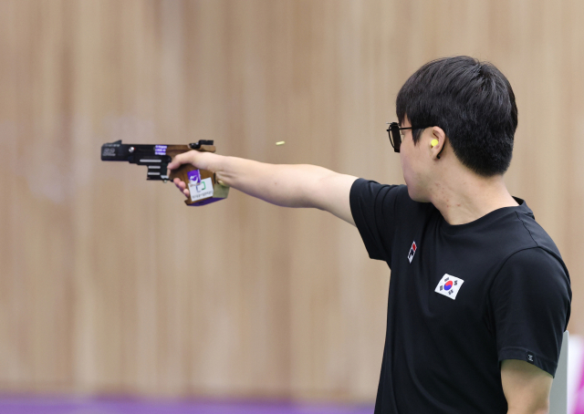 1일 일본 아이치현 종합사격장에서 열린 2026 아이치·나고야 아시안게임 사격 남자 25ｍ 속사권총 개인전 결선. 한국 이건혁이 과녁을 조준하고 있다. 연합뉴스