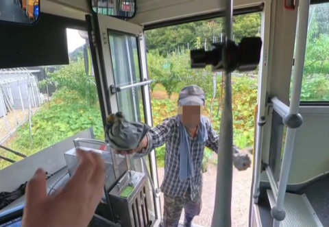 버스 멈춰 세우고 