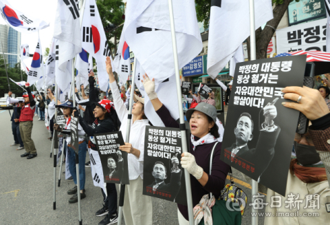 [도 넘은 박정희 모욕] TK 지역민 '암살자(들)' 비판 확산