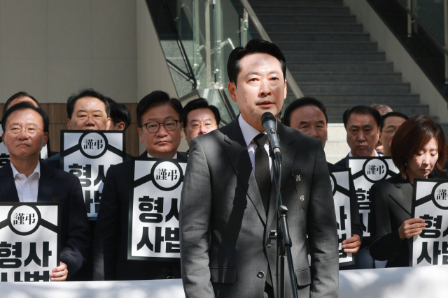 국민의힘 장동혁 대표가 검찰청 폐지와 공소청·중대범죄수사청(중수청) 신설을 하루 앞둔 1일 서울 중구 중수청 앞에서 