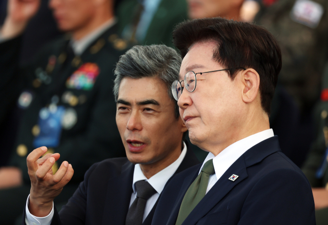 이재명 대통령이 1일 충남 계룡대에서 열린 제78주년 국군의 날 기념행사에서 강신철 국방부 장관의 설명을 듣고 있다. 연합뉴스