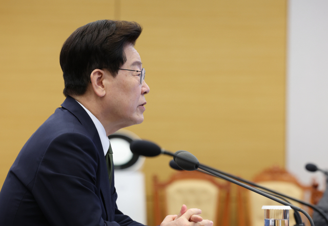 이재명 대통령이 1일 청와대에서 열린 수석보좌관회의에서 발언하고 있다. 연합뉴스