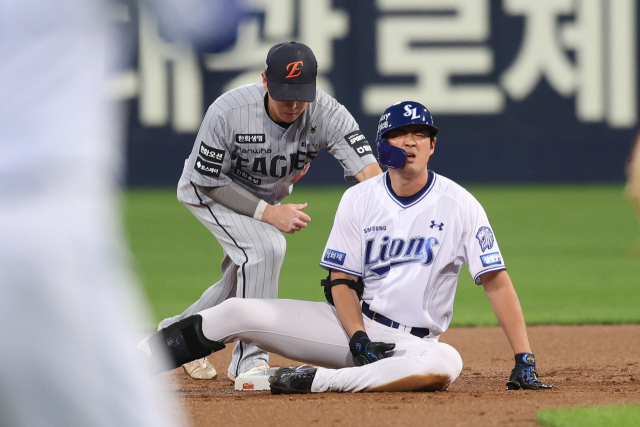 삼성 라이온즈의 구자욱이 지난달 30일 대구에서 열린 한화 이글스와의 경기 1회말 안타를 친 뒤 2루로 뛰다 왼쪽 햄스트링 통증을 호소하고 있다. 삼성 제공