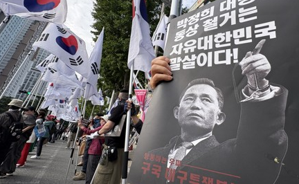 연일 바쁜 '박정희'…역사 왜곡 누른 '동상 존치' 판결