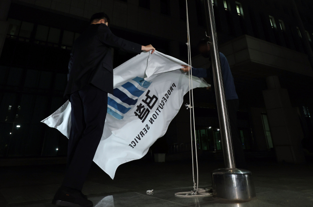 공소청 출범을 하루 앞둔 1일 서울 서초구 대검찰청에서 관계자들이 검찰 깃발을 내리고 있다. 연합뉴스