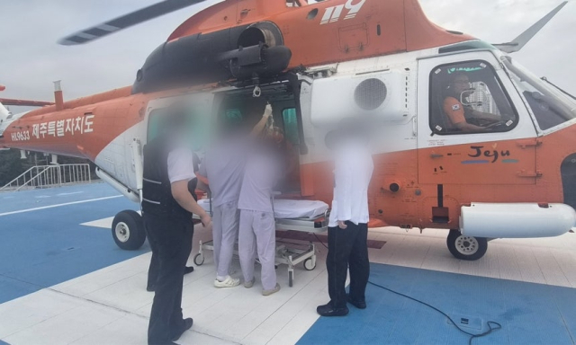 지난 10월 1일 헬기로 제주에서 타 지역 병원으로 이송 중인 임산부. 제주도 소방안전본부 제공