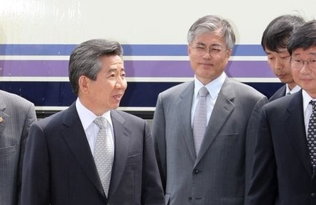 2009년 4월 30일 당시 서울 서초구 대검찰청에 도착해 기자들의 질문에 답하고 있는 노무현 전 대통령, 오른쪽은 문재인 전 대통령(당시 전 청와대 비서실장). 연합뉴스