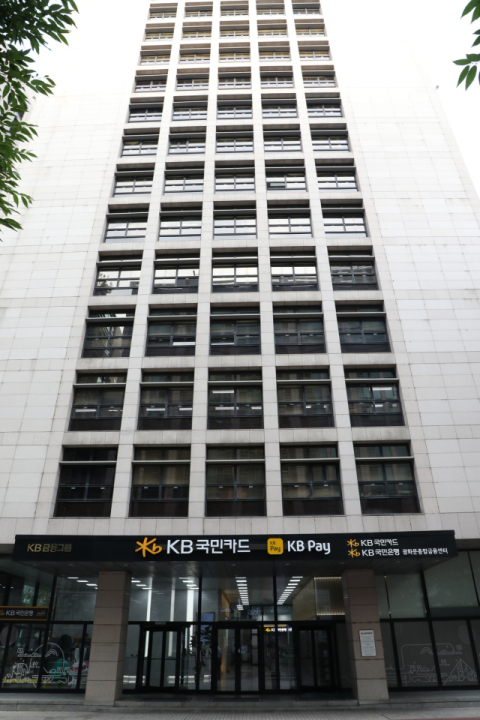 KB국민카드, 취약노인 380명에 식생활용품 19종 전달