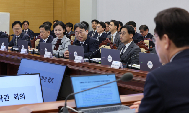 하준경 경제성장수석이 1일 이재명 대통령 주재로 청와대에서 열린 수석보좌관회의에서 발언하고 있다. 이날 이재명 대통령은 하준경 수석을 신임 정책실장으로 임명했다. 연합뉴스