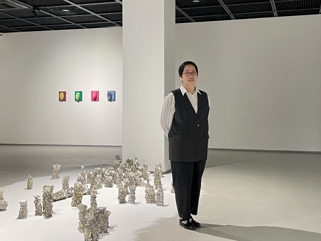 자신의 작품 앞에 선 서옥순 작가. 이연정 기자