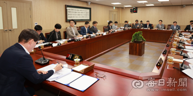 신명기 합천군의회 의장이 2일 열린 의원 정례간담회에서 자료를 살피고 있다. 의원들은 현안의 추진 방향과 기대효과를 살펴보고 의견을 냈다. 합천군 제공