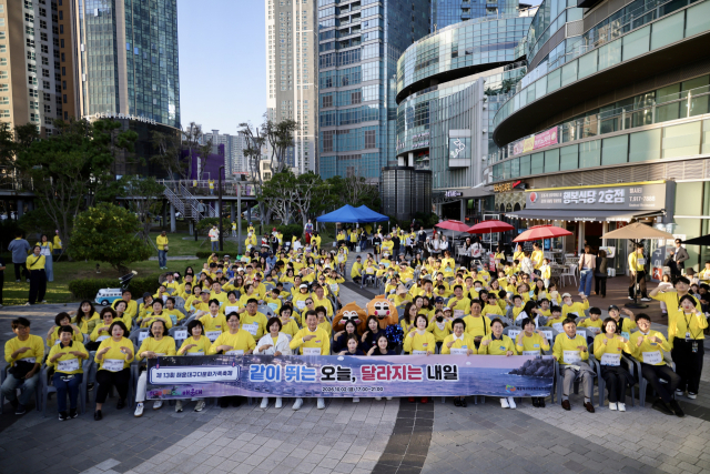 제13회 해운대구다문화가족축제 참가자들이 양성평등을 뜻하는 등호(=) 모양의 포즈를 취하고 있다. [사진=해운대구]