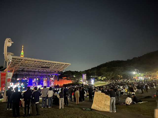 2일 오후 7시 달서구 코오롱야외음악당에서 시민들이 제23회 대구국제오페라축제 개막작 