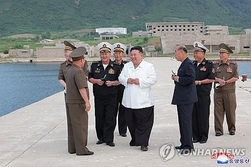 2024년 9월 김정은 북한 국무위원장이 강원도 문천 답촌항 해군기지 건설 부지를 현장 시찰하고 있다. 연합뉴스