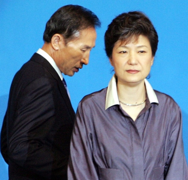 이명박 대통령, 박근혜 대통령. 연합뉴스