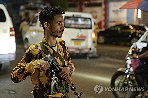 예멘 수도 사나 상공에서 사우디아라비아의 공습으로 추정되는 폭발이 발생한 가운데, 사우디 리야드 인근 아람코 시설에서 화염과 연기가 치솟고 있다. 연합뉴스