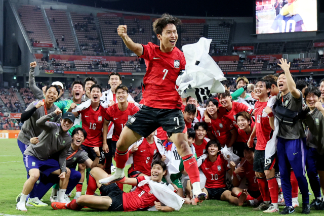 3일 일본 아이치현 도요타 스타디움에서 열린 2026 아이치·나고야 아시안게임 남자 축구 대한민국과 일본의 결승. 승리 후 금메달을 획득한 한국 선수들이 기념촬영을 하던 중 대회 득점왕과 도움왕을 차지한 엄지성이 기뻐하고 있다. 연합뉴스